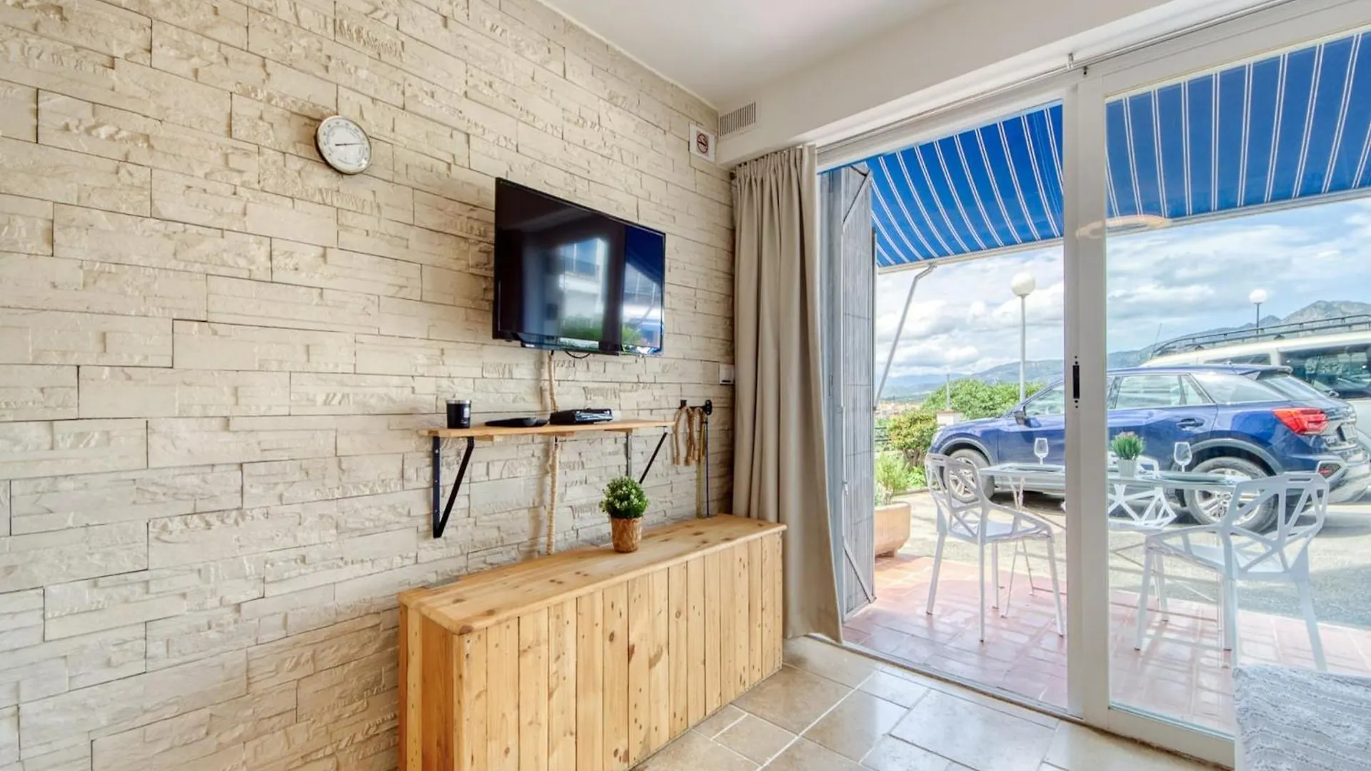 Apartment With Balcony Roses 0*,