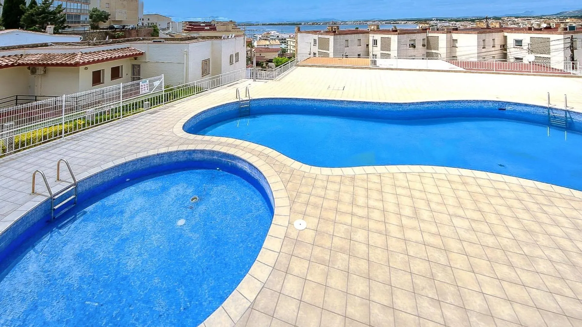 רוזס Apartment With Balcony